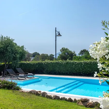 Casa Laura Al Mare Con Piscina Ferienhaus *